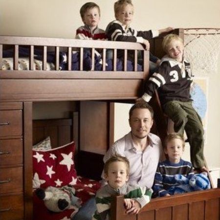 Damian Musk and his siblings took a picture with their father, Elon Musk.